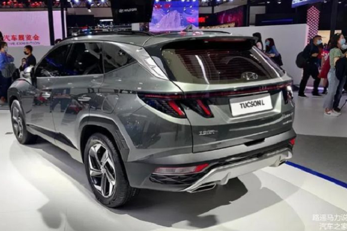 Về truyền động, Hyundai Tucson L 2021 tại Trung Quốc có hai lựa chọn đều là động cơ xăng Smartstream Turbo, gồm máy 1.5L cho 170 mã lực / mô-men xoắn 253Nm đi kèm hộp số DCT 7 cấp, và máy 2.0L 240 mã lực / 353Nm, kết hợp hộp số tự động 8 cấp. Mức giá xe Hyundai Tucson L 2021 tại thị trường tỷ dân hiện chưa được công bố.