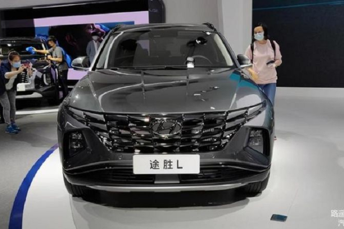 So với Hyundai Tucson thế hệ mới bản thường, Tucson L sở hữu diện mạo bóng bẩy và thể thao hơn nhờ nhiều chi tiết crôm tối màu ở cản trước, tấm chống trượt màu bạc, ốp gương chiếu hậu mạ crôm. Cột B và C cũng được phủ màu đen bóng.