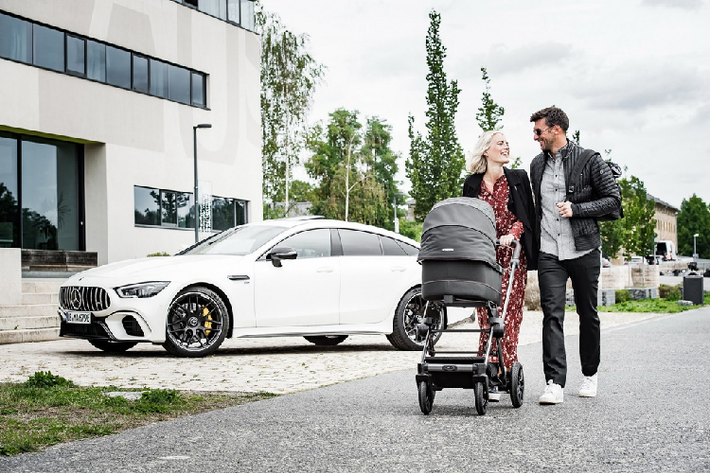 Xe đẩy cho em bé Mercedes-Benz AMG có thể lắp thêm các phụ kiện như thùng đựng đồ, nệm lót thoát khí, balo Bag2Go... Xe sẽ được bán ra từ cuối năm nay song song với xe đẩy Avantgarde