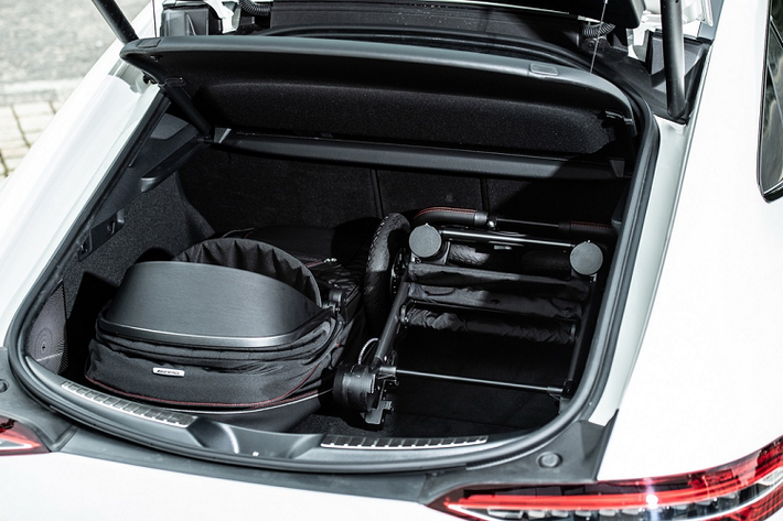 Hướng đến sự linh hoạt, xe đẩy Mercedes-Benz AMG có kích thước tổng thể khi gấp lại là 690 x 585 x 310 mm (dài x rộng x cao). Nhờ có kích thước nhỏ gọn, xe đẩy này có thể để vừa trong cốp các dòng xe thể thao của Mercedes-Benz.