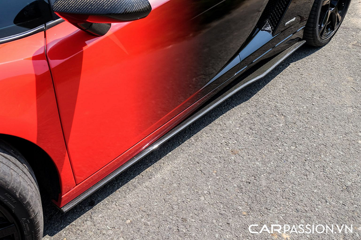 Sự xuất hiện của líp gió trước bằng sợi carbon giúp gia tăng lực ép xuống một cách đáng kể cho phần đầu xe. Cụm đèn halogen phía trước được tích hợp dải LED ban ngày hình chữ “Y”, thay cho đèn halogen đơn thuần trên Gallardo thế hệ đầu tiên. Thân xe còn được trang bị thêm líp gió hông và ốp gương chiếu hậu bằng sợi carbon. Ở vị trí hốc bánh sau là dòng chữ “LP560-4”, trong đó “LP” là viết tắt của Longitudinale Posteriore, có nghĩa là động cơ đặt dọc ở phía sau trong tiếng Ý, “560” tượng trưng cho sức mạnh của khối động cơ V10 và con số “4” ám chỉ xe sử dụng hệ dẫn động 4 bánh.