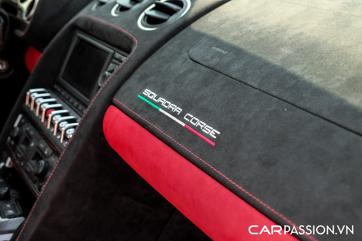 Tuy nhiên, ghế ngồi trên chiếc Lamborghini Gallardo LP560-4 độ khủng này vẫn được giữ nguyên, khác biệt với ghế ngồi mang phong cách xe đua trên Gallardo Squadra Corse. Cụm điều khiển trung tâm có các nút bấm lựa chọn giữa 3 chế độ lái khác nhau, bao gồm : Auto, Sport và Corsa.