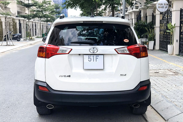 Toyota RAV4 2015 là một lựa chọn dành cho những khách hàng Việt có cảm tình với xe Toyota nhập Mỹ, chịu chi tiền giá cao cho một chiếc xe đã 5 năm sử dụng thay vì “đập hộp” một chiếc xe mới cùng phân khúc. Dẫu vậy, RAV4 2015 có thế mạnh nằm ở trang bị tiện nghi đủ dùng, an toàn cao và động cơ bền bỉ, lành tính, ít gặp hỏng hóc trong quá trình sử dụng.