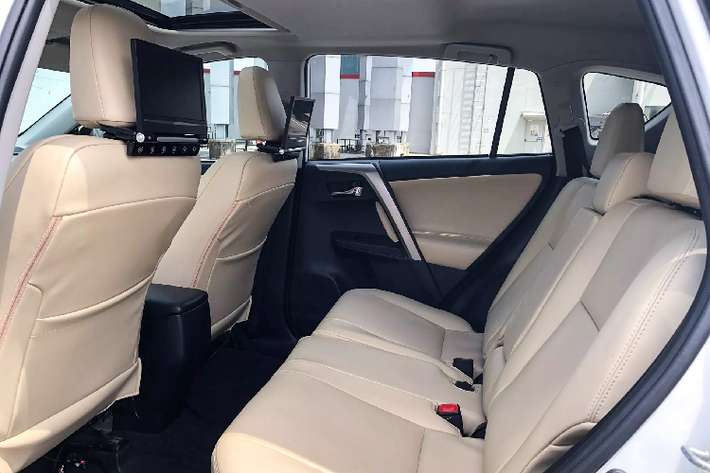 Sức mạnh được truyền xuống bốn bánh (AWD; từ bản XLE trở lên) hoặc cầu trước (FWD), thông qua hộp số tự động 6 cấp (6AT) có chế độ sang số tuần tự, đi kèm với 3 chế độ lái khác nhau gồm: Sport, ECO và Normal.