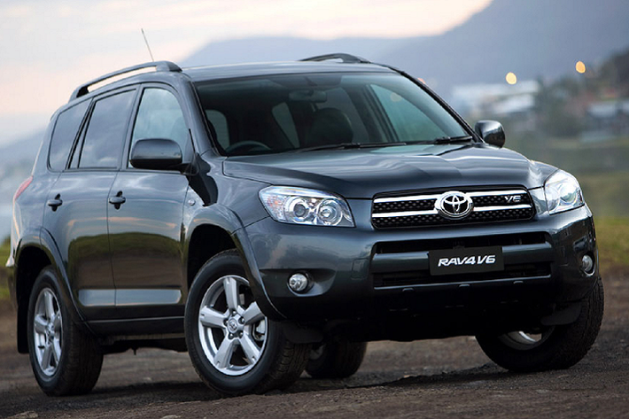 Qua thời hoàng kim của dòng Toyota RAV4 tại Việt Nam, bước sang Toyota RAV4 thế hệ thứ 4 (2013 – 2018) - như chiếc trong bài viết. Dòng RAV4 thế hệ này khá hiếm tại Việt Nam do ít xe được đưa về nước như thế hệ cũ bởi thị trường trong nước khi đó đã có nhiều sự lựa chọn mới mẽ như: Hyundai Tucson, SantaFe hay Honda CR-V,... đi kèm với giá bán tốt hơn.