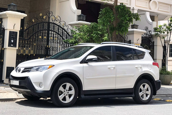 Toyota RAV4 nhập Mỹ khá quen thuộc tại thị trường Việt Nam. Cách đây hơn 10 năm, tại thời điểm năm 2007, dòng xe RAV4 được giới nhập khẩu xe tư nhân đưa về nước khá nhiều tương tự như các dòng xe khác của Toyota như: Camry, Venza, Sienna hay Highlander.