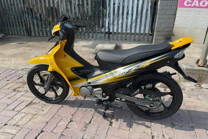 Việc một chiếc xe máy Yamaha 125ZR được rao bán với mức giá trên 1 tỷ đồng đã khiến cộng đồng mạng choáng váng, một số người để lại bình luận đây chỉ có thể là trò câu likes, với số tiền đó, mua xe ôtô có thể che nắng che mưa tiện lợi hơn rất nhiều so với mua xe máy. Còn với nhiều người khác, việc chủ xe Yamaha 125ZR bấm được biển số "ngũ quý" 9 này rao bán trên 1 tỷ đồng không phải là không có lý.