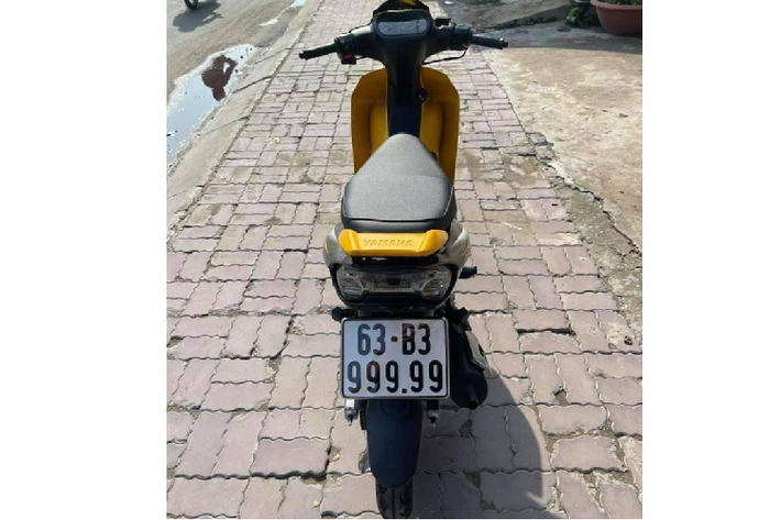 Lý do là chủ nhân của chiếc Yamaha 125ZR này bấm được biển số ngũ quý 9 và muốn rao bán lại với giá trên 1 tỷ đồng. Có thể xem đây là chiếc xe côn tay Yamaha 125ZR giá cao nhất từ trước đến nay. Ấn tượng nhất phải đến từ biển "ngũ quý" 9 của xe, ngoài ra, đầu số 63 khi làm phép cộng cũng sẽ cho ra con số 9, tức xe có đến 6 con số 9 được gọi là vĩnh cữu hoặc trường thọ.