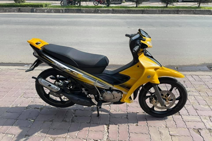 Giá xe Yamaha 125ZR khi chưa đăng ký biển số đã dao động từ 350 triệu đồng đến hơn 400 triệu đồng, việc bấm được biển số "ngũ quý" 9 siêu đẹp và rao bán lại trên 1 tỷ đồng, tức gấp 2 lần giá xe Yamaha 125ZR là điều bình thường. Hiện cư dân mạng vẫn đang tranh cãi vụ việc chiếc xe Yamaha 125ZR đeo biển "ngũ quý" 9 được chủ nhân rao bán giá trên 1 tỷ đồng. Được biết, người rao bán chiếc Yamaha 125ZR này đang kinh doanh các dòng xe máy, trong đó, nổi bật nhất là 1 dàn xe "2 thì" Yamaha 125ZR khiến bao người ao ước.