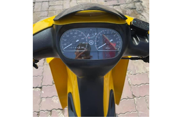 Yamaha 125ZR có kích thước dài, rộng, cao lần lượt là 1.900 x 675 1.040 mm, chiều cao yên xe 752 mm và trục cơ sở 1.250 mm. Trọng lượng xe 106 kg và dung tích bình xăng 5,5 lít. Xe được biết đến với tên gọi Z125 hay “Ya cá mập” theo cách gọi của dân chơi xe Việt, dù đã ra mắt gần 20 năm tại Đông Nam Á nhưng tới nay vẫn rất được dân chơi ưa chuộng nhờ vào động cơ 2 kỳ mạnh mẽ và kiểu dáng đầy nam tính cũng như tiếng nổ máy rất mê hoặc người nghe.
