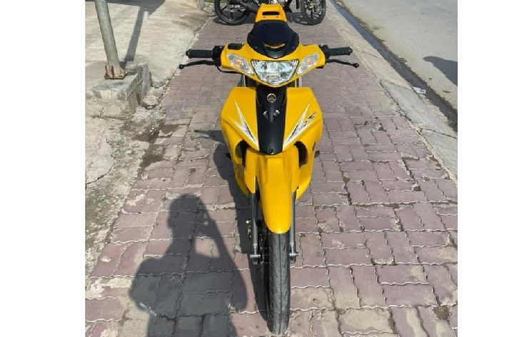 Mới đây, cộng đồng biker trong nước khá xôn xao trước thông tin một chủ nhân của chiếc xe "2 thì" Yamaha 125ZR đời mới ở tỉnh Tiền Giang đã bấm được chiếc biển số 63B3-999.99 thuộc hàng siêu "khủng". Ngay sau đó, cư dân mạng còn choáng váng hơn khi chiếc xe Yamaha 125ZR biển "ngũ quý" 9 này được chủ nhân rao bán với mức giá trên 1 tỷ đồng.