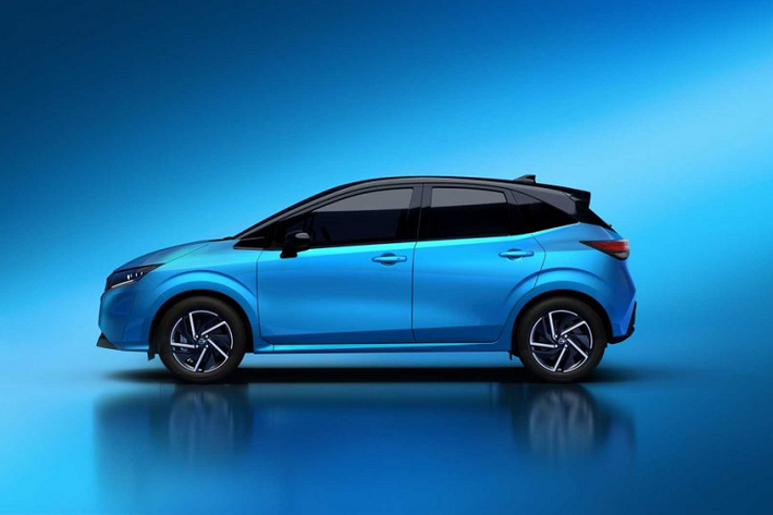 Bên trong, Nissan Note mới có được bảng táp-lô được thiết kế ba tầng độc đáo. Màn hình giải trí và bảng đồng hồ điện tử được tích hợp chung nhưng có sự khác biệt về kích thước. Một số thay đổi khác bên trong bao gồm vô-lăng mới, cửa gió điều hòa được thiết kể mỏng. Bệ tì tay trung tâm tích hợp cần số mới với phanh tay tự động, tầng dưới sẽ là bộ sạc điện thoại không dây.