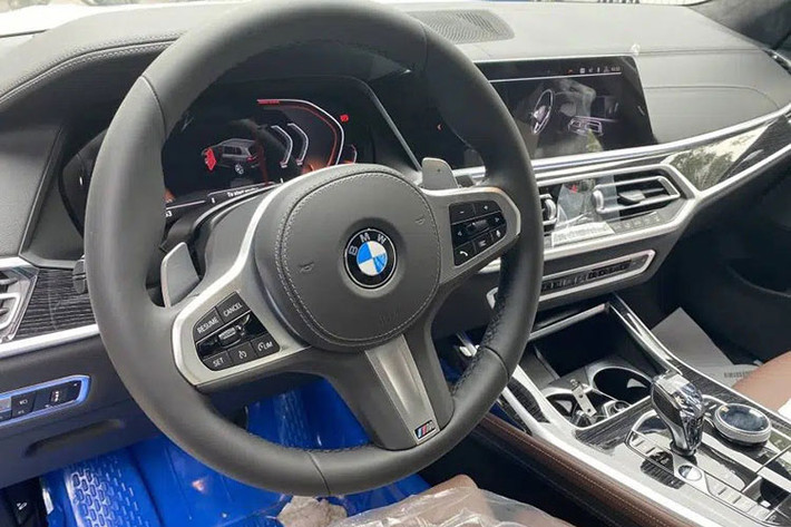 Nội thất của BMW X7 M Sport cũng không có nhiều điểm khác so với bản Pure Excellence. Bên trong xe có thêm vô lăng M 3 chấu nhưng một số tiện nghi lại không bằng bản Pure Excellence, ví dụ như bản M Sport chỉ được trang bị hệ thống âm thanh Harman Kardon chứ không phải Bowers & Wilkins, màn hình giải trí cho hàng ghế thứ 2 cũng bị loại bỏ.