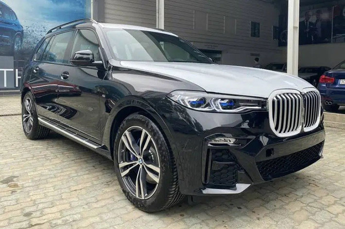 Chỉ còn vài ngày nữa là bước sang năm 2021 nhưng THACO vẫn rất tích cực trong việc đưa về sản phẩm mới về Việt Nam và lần này chính là phiên bản xDrive40i M Sport của BMW X7 để phân phối song song với bản Pure Excellence. Đáng chú ý, giá xe BMW X7 M Sport 2020 lại khá khớp với mức dự kiến được tư vấn bán hàng chia sẻ trước đó, ấn định ở mức 5,869 tỷ đồng. So với phiên bản Pure Excellence, X7 M Sport mới có giá rẻ hơn tới gần 1 tỷ đồng.