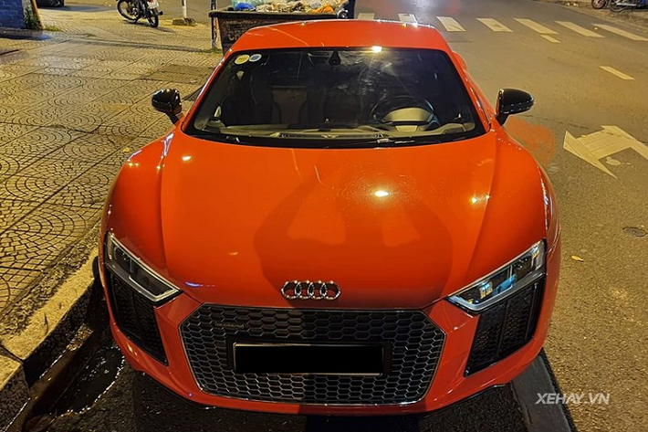 "Dàn chân" đa chấu sơn đen cá tính cũng góp phần làm nên vẻ đẹp thể thao, năng động của R8 V10 Plus. Ngoài ra, xe còn có một cánh gió cố định bằng sợi carbon ở phía sau để phân biệt R8 V10 Plus với R8 V10.