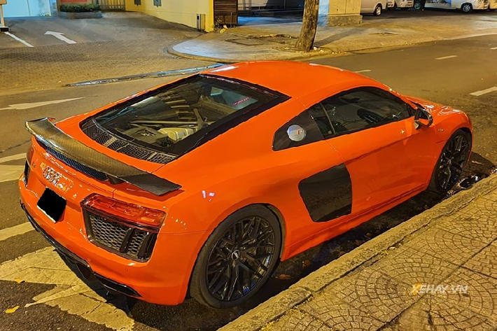 Cung cấp sức mạnh cho Audi R8 V10 Plus là khối động cơ hút khí tự nhiên V10 FSI 5.2 lít, kết hợp hộp số tự động ly hợp kép 7 cấp cho công suất 602 mã lực, xe có khả năng tăng tốc từ 0 - 100 km/h trong 3,2 giây, nhanh hơn người tiền nhiệm 20%, vận tốc cực đại 330 km/h. mức giá xe Audi R8 V10 Plus khi mới về Việt Nam khoảng hơn 10 tỷ đồng.