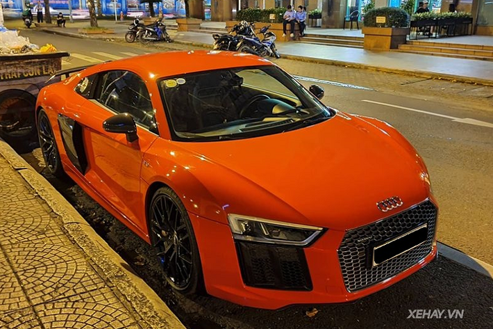 Audi R8 V10 Plus màu đỏ nổi bật được bắt gặp khi đang nằm "xếp lốp" tại khu vực Nhà thờ Đức Bà, TP HCM. Tất nhiên, siêu xe Đức nhanh chóng trở thành tâm điểm gây chú ý với những người xung quanh.