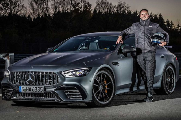 Sở dĩ có hai cách tính như vậy là vì vào năm ngoái, trường đua Nurburgring đã thay đổi quy chế tính giờ hoàn thành một vòng đường đua. Cụ thể, sự thay đổi xảy ra ở khu vực T13, ngay vạch đích. Trước đây, các xe sẽ được tính giờ xuất phát từ cuối đoạn thẳng, nơi nối từ đường đua GP ra và kết thúc tại đầu đoạn thẳng, nơi các xe sẽ rẽ trái vào đường đua GP (theo kiểu bố trí toàn trường đua), chừa lại quãng đường dài gần 300 mét nằm giữa khiến chiều dài đường đua là 20,6 km.