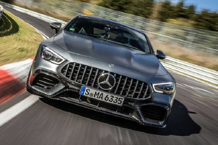 Mặt khác, chiếc xe vừa lập kỷ lục đã được trang bị gói tùy chọn AMG Aerodynamics Package để tăng cường sự ổn định cho xe ở tốc độ cao, đi kèm còn có bộ lốp Michelin Pilot Sport Cup 2 cùng ghế xô và dây đai an toàn 4 điểm để tăng thêm mức độ an toàn cho xe.