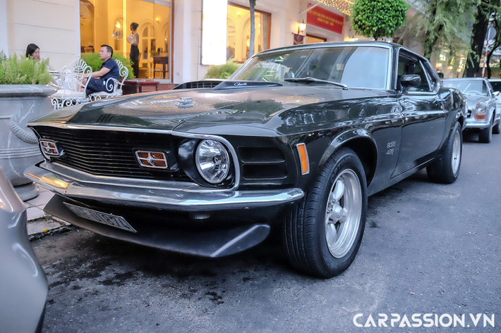 Là một dòng xe có tuổi đời hơn 55 năm, Ford Mustang cơ bắp tính đến thời điểm hiện tại vẫn là một mẫu xe thể thao 2 cửa được đông đảo những người chơi xe ưa chuộng với kiểu dáng mạnh mẽ, thể thao đậm chất Mỹ, đi kèm với đó chính là cảm giác lái của một con ngựa hoang.