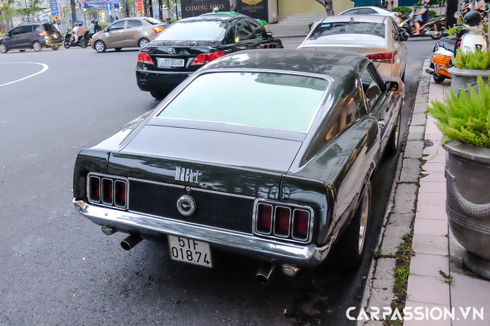 Qua nhiều năm, dòng Mustang dần được hiện đại hóa nhưng trong sự hiện đại vẫn xuất hiện đâu đó những nét truyền thống, giúp người nhìn có thể cảm nhận được linh hồn của dòng xe Mustang huyền thoại.