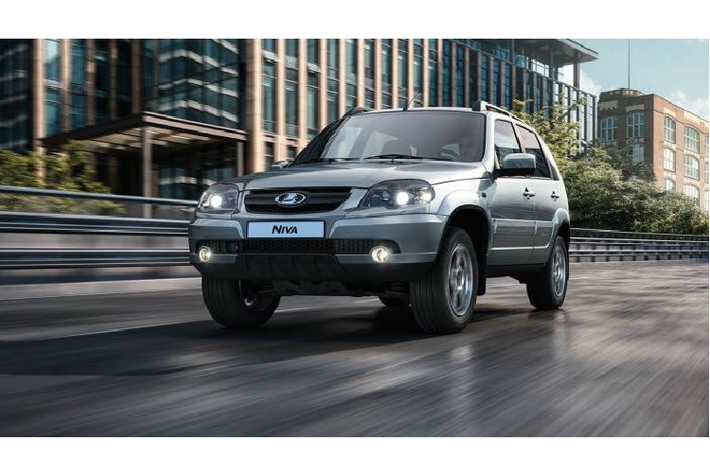 Trên đầu xe, Lada Niva Travel 2021 được bổ sung cụm đèn pha hiện đại hơn và nắp ca-pô thiết kế lại với những đường dập gân nổi bật. Lưới tản nhiệt của xe cũng lớn hơn trước trong khi hốc bánh được thiết kế vuông vắn hơn. Ngoài ra, Lada Niva Travel 2021 còn được bổ sung lốp cỡ lớn hơn trước, "ống thở" trên nóc xe và chắn bùn bằng nhựa màu đen để bảo vệ thân vỏ. Đằng sau mẫu xe này xuất hiện cụm đèn hậu LED toàn phần và cản va cải tiến.