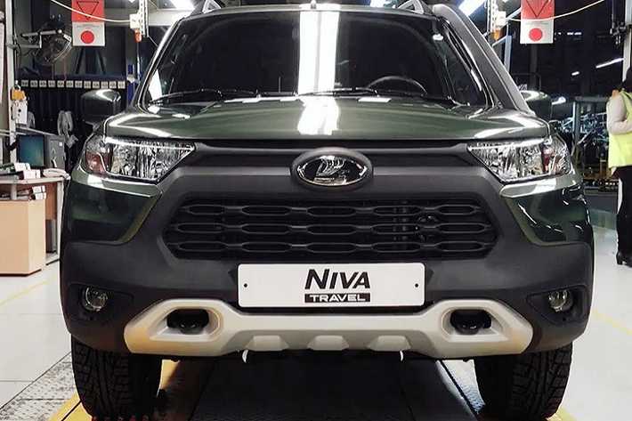 Mẫu xe trong bài viết này trên thực tế là phiên bản hiện đại của dòng Lada Niva nguyên bản. Vào năm 1998, AvtoVAZ - công ty mẹ của Lada - đã thành lập liên doanh với tập đoàn General Motors (GM) để sản xuất phiên bản hiện đại của Niva với thân vỏ mới, nội thất nâng cấp và nhiều trang bị an toàn hơn. Trong khi đó, Lada Niva cũ vẫn được bán song song trên thị trường với cái tên 4x4 để phân biệt với phiên bản hiện đại.