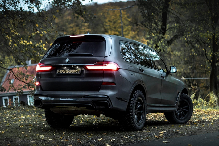 Manhart có nhiều kinh nghiệm trong việc tùy biến các sản phẩm của BMW. Bản độ mới của Manhart có tên MHX7 650 Dirt Edition, được phát triển từ chiếc xe sang BMW X7 M50i.