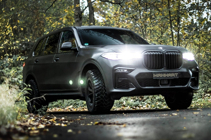 Khi nhắc đến một mẫu SUV được nâng cấp theo phong cách xe quân đội, nhiều người sẽ nghĩ đến chiếc Jeep Wrangler hoặc Toyota Land Cruiser bọc thép. Hãng độ Manhart vừa cho ra mắt một lựa chọn mới, chiếc BMW X7 2020 mới được độ theo phong cách quân đội, có khoang hành lý và cabin mở rộng.