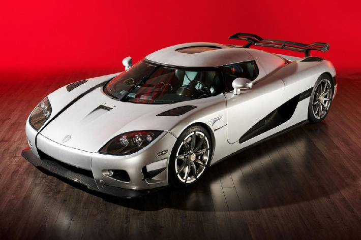 Siêu xe Koenigsegg CCXR Trevita là một tuyệt phẩm rất đặc biệt của hãng xe đến từ Thuỵ Điển khi họ chỉ muốn tạo ra 3 chiếc trên toàn thế giới nhưng vì khó khăn trong quá trình tạo ra thân xe “Diamond Weave” sợi carbon cho dòng siêu xe này nên hãng xe Koenigsegg chỉ có thể cho ra đời đúng 2 chiếc Koenigsegg CCXR Trevita.