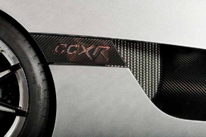 Nếu không thích mua siêu xe Koenigsegg CCXR Trevita và chỉ có ý định trải nghiệm xe các đại gia có thể mướn xe thông qua Luxury Lease Partners. Hợp đồng mà Luxury Lease Partners đưa ra cho các khách hàng muốn thuê Koenigsegg CCXR Trevita là số tiền tương đương 556 triệu đồng phải trả mỗi tháng và tiền cọc 15,1 tỷ đồng.