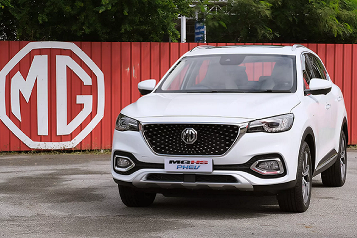 MG HS phiên bản PHEV đang có giá bán 1,3 triệu Bath (1 tỷ đồng) tại Thái Lan, hiện tại MG HS PHEV chính là phiên bản cao cấp nhất trong tất cả 3 phiên bản còn lại của dòng MG HS đang có giá bán từ 919.000 – 1.119.000 bath (685 – 830 triệu đồng). Mặc dù MG Việt Nam hiện tại chưa có kế hoạch phân phối phiên bản PHEV này tại thị trường Việt Nam.