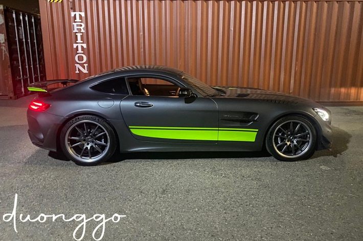 Vào tháng 11/2018, hãng xe sang đến từ Đức đã lần đầu tiên trình làng Mercedes-AMG GT R Pro thế hệ mới, một phiên bản nâng cấp của chiếc siêu xe Mercedes-AMG GT R đang thuộc sở hữu của Cường Đô la. Chiếc siêu xe Mercedes-AMG GT R Pro đầu tiên về Việt Nam trong bài viết này theo tìm hiều thì thuộc diện nhập khẩu không chính hãng.