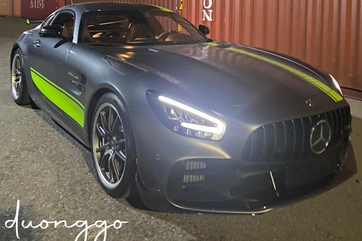 Chiếc siêu xe Mercedes-AMG GT R Pro độc nhất vô nhị tại Việt Nam hiện nay sở hữu màu sơn xám đi kèm các sọc đề-can màu xanh cốm bắt mắt ở hai bên hông xe. Hiện chưa rõ giá xe Mercedes-AMG GT R Pro đầu tiên về Việt Nam, chỉ biết rằng tại thị trường nước ngoài, xe có mức giá niêm yết là 200.645 USD (trong đó đã bao gồm cả phí vận chuyển), mức giá này cao hơn 40.000 USD so với Mercedes-AMG GT R.