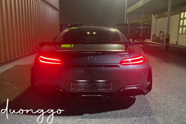 Nhìn từ bên ngoài, Mercedes-AMG GT R Pro 2020 mới khá giống với siêu xe "đàn anh", điểm khác biệt có thể nhận ra chính là việc bản GT R Pro trang bị thêm 2 vây cá bên hông hầm hố hơn và cũng mang đến khí động học tốt hơn. Phần đầu xe kéo dài hơn so với Mercedes-AMG GT R. Ngoài ra, trên hai vòm bánh xe trước được tích hợp thêm các mang cá bằng sợi carbon. Ở hai bánh xe sau được trang bị thêm thanh nẹp sợi carbon nối liền với khuếch tán sau hầm hố.