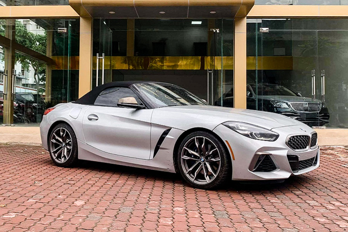 Mẫu xe thể thao mui trần BMW Z4 M40i 2020 mới được một đại lý tư nhân tại Hà Nội nhập khẩu. Đây cũng là chiếc Z4 M40i đầu tiên xuất hiện tại Việt Nam. Mẫu xe này vẫn chưa được phân phối chính hãng. Hồi đầu năm, từng có thông tin cho rằng Thaco sẽ đưa BMW Z4 2020 về Việt Nam với giá bán dự kiến khoảng hơn 3 tỷ đồng.