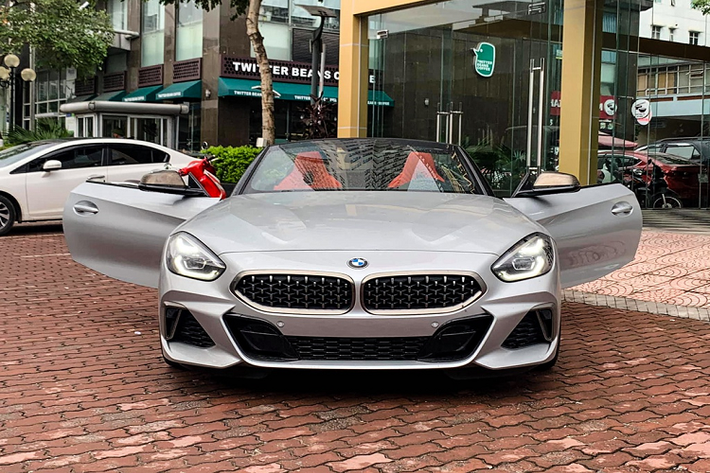 Giá xe BMW Z4 M40i 2020 nhập khẩu tư nhân hiện chưa được tiết lộ. Với những trang bị tùy chọn thêm như gói Premium Package, màu ngoại thất Glacier Silver Metallic, mâm 19 inch và các tiện nghi khác, chiếc BMW Z4 M40i này có giá khoảng 220.000 USD (tương đương hơn 5 tỷ đồng, chưa bao gồm phí và thuế tại Việt Nam).
