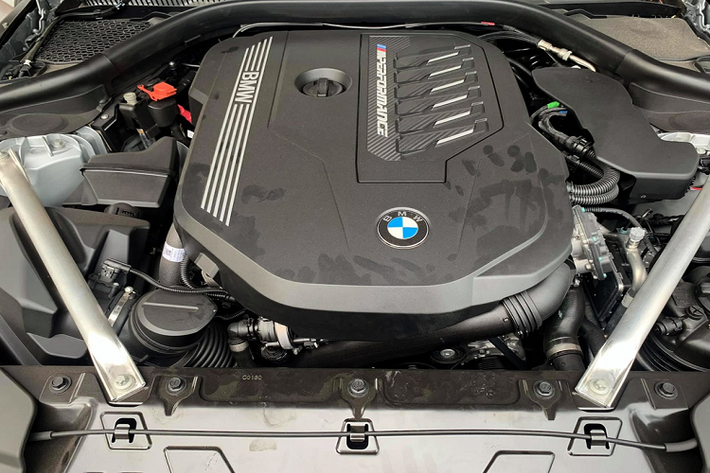 "Trái tim" của BMW Z4 M40i là khối động cơ tăng áp kép 6 xy-lanh dung tích 3.0 L, sản sinh công suất tối đa khoảng 380 mã lực và mô-men xoắn cực đại 500 Nm, đi kèm hộp số ly hợp kép 8 cấp. Mẫu xe mui trần có khả năng tăng tốc 0-100 km/h trong 4,2 giây.