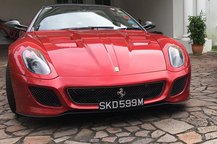 Còn về Mercedes-AMG GT R Roadster, đây là phiên bản mui trần của Mercedes-AMG GT R đang có mặt trong garage của Cường Đô la. Giá xe Mercedes-AMG GT R phiên bản mui trần lúc mới ra mắt là 189.750 đô la, tương đương 4,4 tỷ đồng, tuy nhiên, để lăn bánh tại thị trường Singapore, các đại gia nước này cần phải bỏ ra số tiền khoảng 1,15 triệu đô la SGD, tương đương gần 20 tỷ đồng.