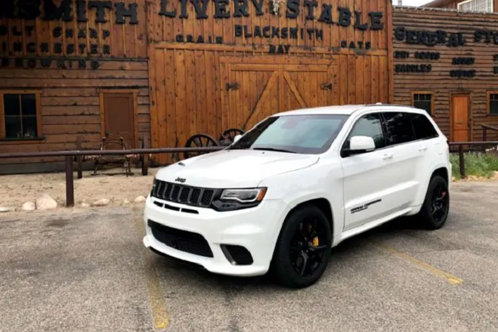 Tại thị trường Mexico, giá xe Jeep Grand Cherokee 2020 phiên bản bọc thép chống đạn có mức bán ra khởi điểm từ 1.850.900 Peso (khoảng 86.118 USD hoặc 1,99 tỷ đồng).