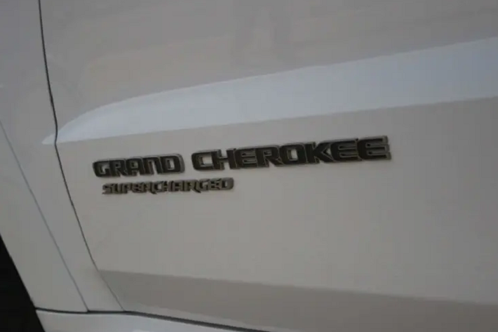 Nguồn cung cấp sức mạnh cho Jeep Grand Cherokee Armored 2020 là khối động cơ xăng HEMI V8, dung tích 5,7 lít, sản sinh công suất tối đa 360 mã lực và mô-men xoắn cực đại 529 Nm. Động cơ này kết hợp với hộp số tự động 8 cấp và hệ dẫn động 4 bánh Quadra-Drive II với tính năng điều chỉnh phù hợp với địa hình Selec-Terrain.