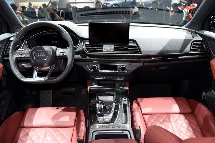 Là một phiên bản kéo dài, Audi Q5L Sportback 2021 sở hữu thông số kích thước DxRxC tương ứng 4.778 x 1.982 x 1.666 mm, chiều dài cơ sở đạt 2.908 mm. Khi so với phiên bản Q5 Sportback thông thường, phiên bản L tại Trung Quốc dài hơn tới 89 mm.