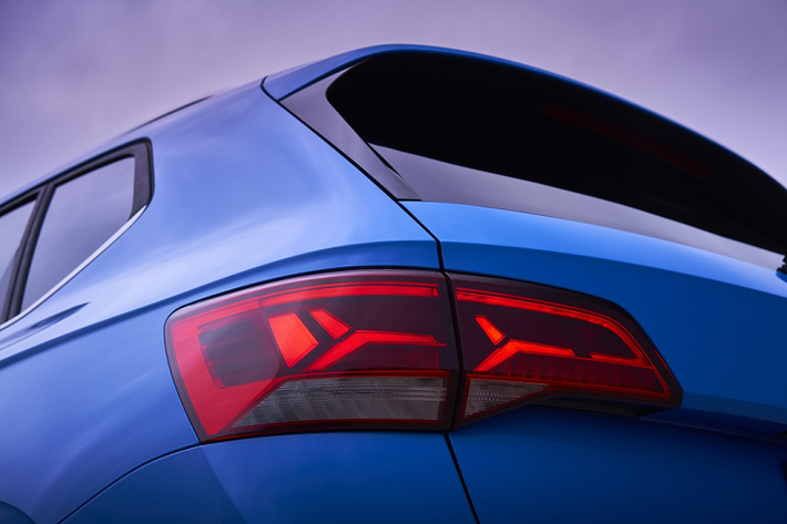 Volkswagen Taos độ thị sở hữu thiết kế ngoại thất trung tính, vuông vức, tương tự các "đàn anh" Tiguan và Atlas. Nhờ đó, xe có vẻ ngoài chững chạc hơn phần lớn đối thủ cùng phân khúc.