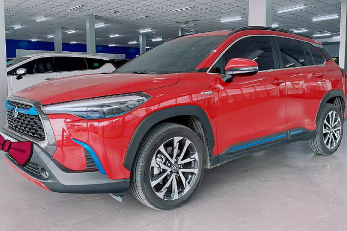Toyota Corolla Cross 2020 mới phiên bản 1.8HV là mẫu xe hybrid đầu tiên mà Toyota Việt Nam phân phối với khách hàng trong nước. Chưa đầy 2 tháng kể từ khi những chiếc Toyota Corolla Cross phiên bản 1.8HV được giao đến tay khách hàng Việt, thì trên thị trường xe cũ đã có xe đã qua sử dụng được rao bán.
