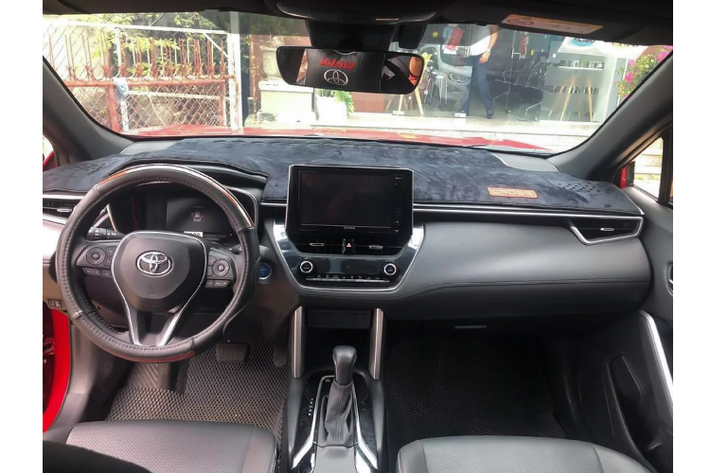 Dù là lý do gì đi nữa, thì chiếc Corolla Cross chạy “lướt” này là một gợi ý dành cho những khách hàng muốn trải nghiệm mẫu CUV hybrid mới của Toyota một cách nhanh chóng. Vì hiện tại số lượng xe Toyota Corolla Cross phiên bản 1.8HV mới “lên kệ” ở các đại lý không nhiều, chính vì thế người mua phiên bản này sẽ phải mất thời gian chờ đợi.