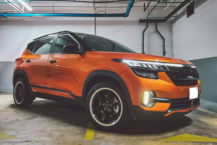 Kia Seltos 2021 mới được nhiều khách hàng đánh giá cao bởi thiết kế hiện đại, vuông vức ra dáng xe SUV mặc dù đây chỉ là mẫu CUV hạng B đô thị. Thiết kế nguyên bản góc cạnh của Seltos cho phép chủ xe có thể tùy biến để “cá nhân hoá” ngoại thất theo nhiều cách khác nhau.
