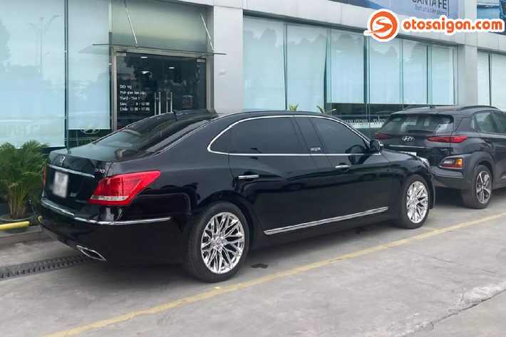 Được biết, mẫu xe này được đưa về nước theo diện nhập khẩu tư nhân. Tại thời điểm được ra mắt cách đây khoảng 10 năm, giá xe Hyundai Equus Limousine V8 5.0L có giá bán khoảng 100.000 USD tại quê nhà. Sau khi đóng đủ các loại thuế phí để ra biển trắng, chắc chắn chủ nhân của Equus Limousine đã chi một số tiền không hề nhỏ để lăn bánh. Mặc dù vẫn còn phong độ theo thời gian, nhưng ở thời điểm hiện tại mẫu xe này giá trị còn khoảng 1,3 – 1,4 tỷ đồng.