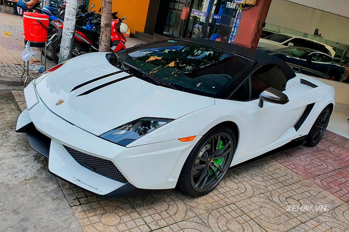 Về nguồn gốc, siêu phẩm Lamborghini Gallardo Spyder Performante duy nhất tại Việt Nam từng thuộc sở hữu của một đại gia Hải Phòng. Tuy nhiên, vào khoảng cuối tháng 10 vừa qua, chiếc xe này đã được đưa vào TP.Hồ Chí Minh để tìm chủ mới và cho tới nay, chiếc xe vẫn đang có mặt tại một đại lý kinh doanh xe tư nhân.