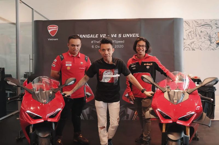 Vừa qua, doanh nhân Phạm Trần Nhật Minh đã tham gia buổi ra mắt 2 mẫu siêu môtô Ducati Panigale V2 và Panigale V4 S tại TP. HCM, ban đầu anh có ý muốn mua hai chiếc Panigale này nhưng đến cuối buổi sự kiện, vị đại gia lại quyết định mua Ducati Panigale V4 R.