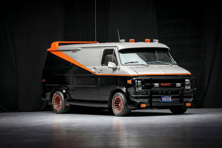 Là một trong sáu chiếc xe van thuộc chiến dịch quảng cáo của A-Team ở Mỹ và Canada, chiếc Chevrolet G-Series đời 1979 này có ngoại thất hai tông màu - đen và bạc - kết hợp các sọc cam chạy dọc thân xe giúp tạo điểm nhấn.